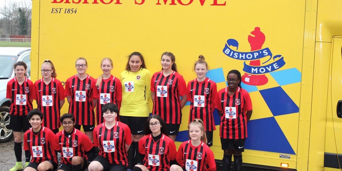New Football Kit Arrives in Time for Kick Off for Oakwood Girls U14s